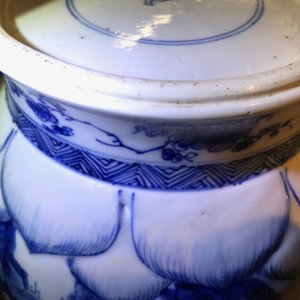 A Chinese blue and white globular vase with wooden cover and stand, Kangxi — photo 12