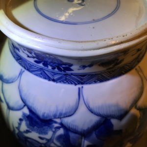 A Chinese blue and white globular vase with wooden cover and stand, Kangxi — photo 13