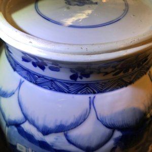 A Chinese blue and white globular vase with wooden cover and stand, Kangxi — photo 14