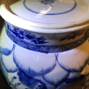 A Chinese blue and white globular vase with wooden cover and stand, Kangxi — photo 15