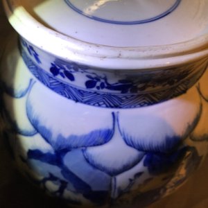 A Chinese blue and white globular vase with wooden cover and stand, Kangxi — photo 16