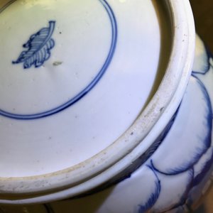 A Chinese blue and white globular vase with wooden cover and stand, Kangxi — photo 17