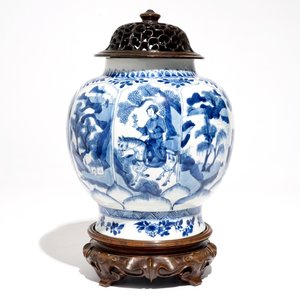 A Chinese blue and white globular vase with wooden cover and stand, Kangxi — photo 2