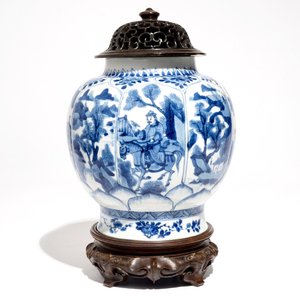A Chinese blue and white globular vase with wooden cover and stand, Kangxi — photo 3