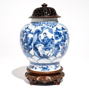 A Chinese blue and white globular vase with wooden cover and stand, Kangxi — photo 4