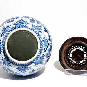 A Chinese blue and white globular vase with wooden cover and stand, Kangxi — photo 5