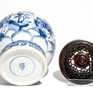 A Chinese blue and white globular vase with wooden cover and stand, Kangxi — photo 6