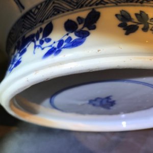 A Chinese blue and white globular vase with wooden cover and stand, Kangxi — photo 8