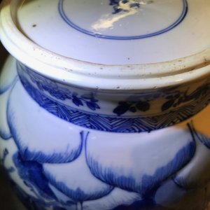 A Chinese blue and white globular vase with wooden cover and stand, Kangxi — photo 9