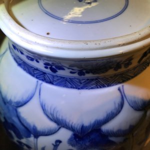 A Chinese blue and white globular vase with wooden cover and stand, Kangxi — photo 10