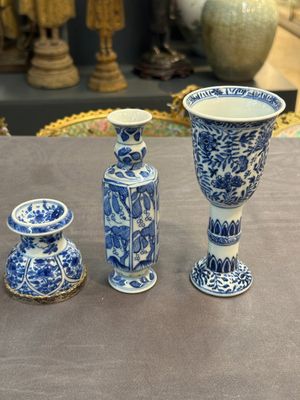 A Chinese blue and white goblet, a silver-mounted salt and a vase, Kangxi — photo 1