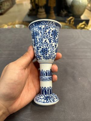 A Chinese blue and white goblet, a silver-mounted salt and a vase, Kangxi — photo 12