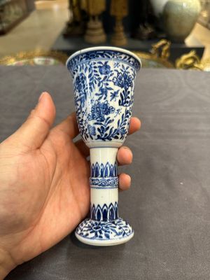 A Chinese blue and white goblet, a silver-mounted salt and a vase, Kangxi — photo 13