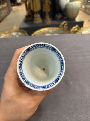 A Chinese blue and white goblet, a silver-mounted salt and a vase, Kangxi — photo 14