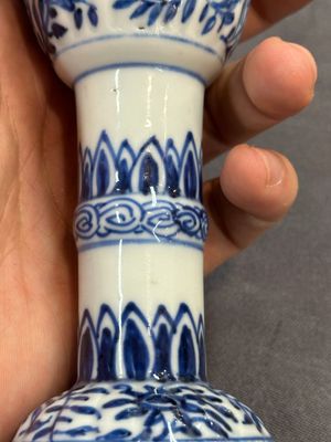 A Chinese blue and white goblet, a silver-mounted salt and a vase, Kangxi — photo 16