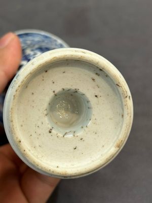 A Chinese blue and white goblet, a silver-mounted salt and a vase, Kangxi — photo 17