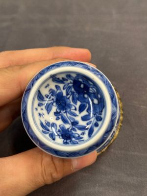 A Chinese blue and white goblet, a silver-mounted salt and a vase, Kangxi — photo 2