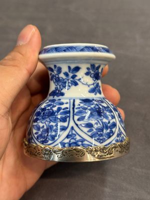 A Chinese blue and white goblet, a silver-mounted salt and a vase, Kangxi — photo 3