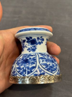 A Chinese blue and white goblet, a silver-mounted salt and a vase, Kangxi — photo 4