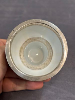 A Chinese blue and white goblet, a silver-mounted salt and a vase, Kangxi — photo 5