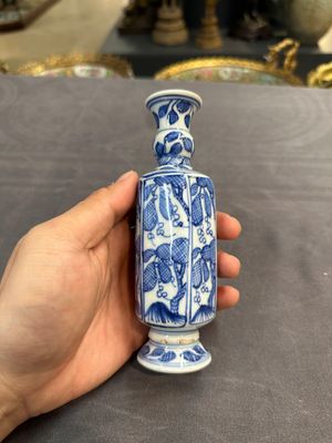 A Chinese blue and white goblet, a silver-mounted salt and a vase, Kangxi — photo 6