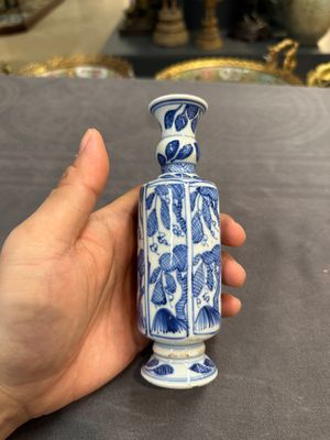 A Chinese blue and white goblet, a silver-mounted salt and a vase, Kangxi — photo 8
