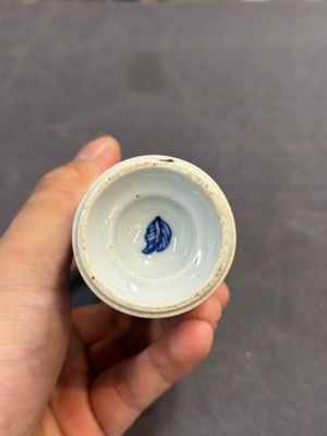 A Chinese blue and white goblet, a silver-mounted salt and a vase, Kangxi — photo 10