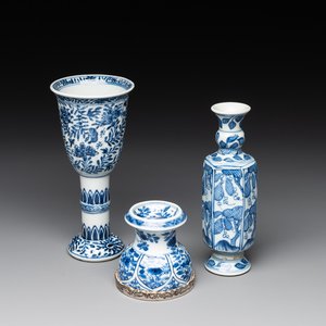 A Chinese blue and white goblet, a silver-mounted salt and a vase, Kangxi — photo 1