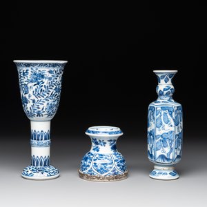 A Chinese blue and white goblet, a silver-mounted salt and a vase, Kangxi — photo 2