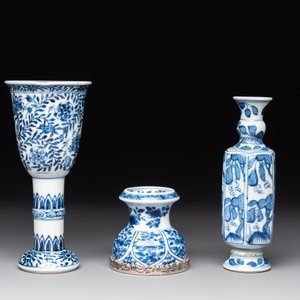 A Chinese blue and white goblet, a silver-mounted salt and a vase, Kangxi — photo 3