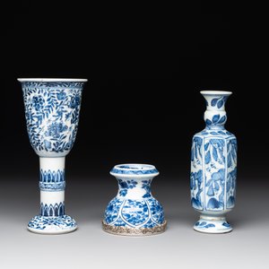 A Chinese blue and white goblet, a silver-mounted salt and a vase, Kangxi — photo 4