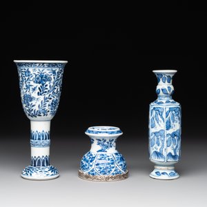 A Chinese blue and white goblet, a silver-mounted salt and a vase, Kangxi — photo 5