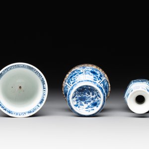 A Chinese blue and white goblet, a silver-mounted salt and a vase, Kangxi — photo 6