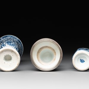 A Chinese blue and white goblet, a silver-mounted salt and a vase, Kangxi — photo 7