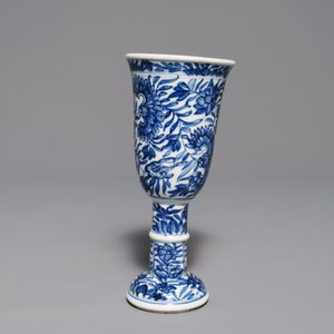 A Chinese blue and white goblet on foot, Kangxi — 照片 3