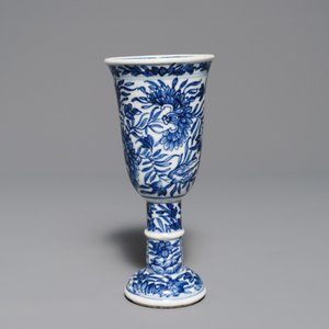 A Chinese blue and white goblet on foot, Kangxi — 照片 4