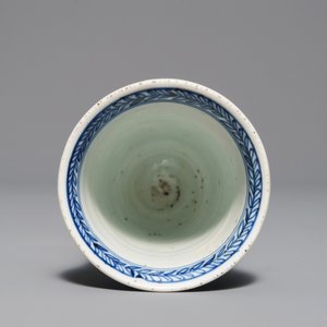 A Chinese blue and white goblet on foot, Kangxi — 照片 6