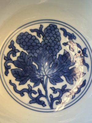 A Chinese blue and white 'grape' bowl, Jiajing mark, Shunzhi/Kangxi — photo 5