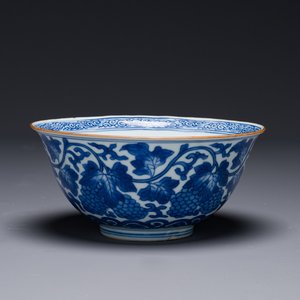 A Chinese blue and white 'grape' bowl, Jiajing mark, Shunzhi/Kangxi — photo 1