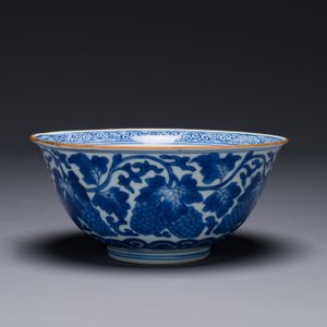 A Chinese blue and white 'grape' bowl, Jiajing mark, Shunzhi/Kangxi — photo 4