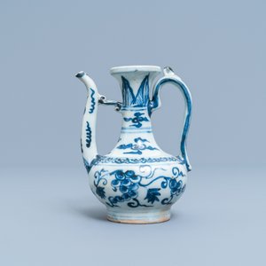 A Chinese blue and white 'grapevine' ewer, Ming — 照片 2