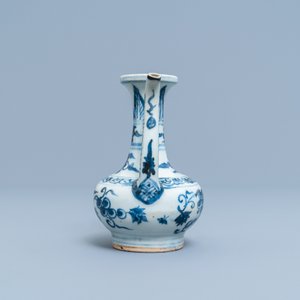 A Chinese blue and white 'grapevine' ewer, Ming — 照片 3