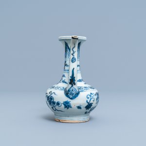 A Chinese blue and white 'grapevine' ewer, Ming — 照片 4