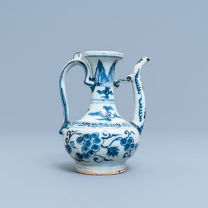 A Chinese blue and white 'grapevine' ewer, Ming — 照片 5