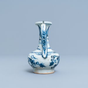 A Chinese blue and white 'grapevine' ewer, Ming — 照片 6