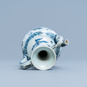 A Chinese blue and white 'grapevine' ewer, Ming — 照片 7