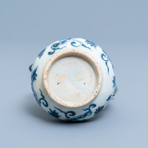 A Chinese blue and white 'grapevine' ewer, Ming — 照片 8