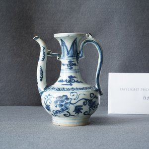 A Chinese blue and white 'grapevine' ewer, Ming — 照片 9