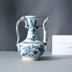 A Chinese blue and white 'grapevine' ewer, Ming — 照片 10