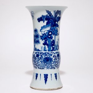A Chinese blue and white gu vase in the Transitional style, 19/20th C. — 照片 3